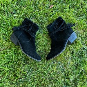 Minnetonka Women's Black Suede Fringe Zip Up Moccasins Ankle Bootie Size 7